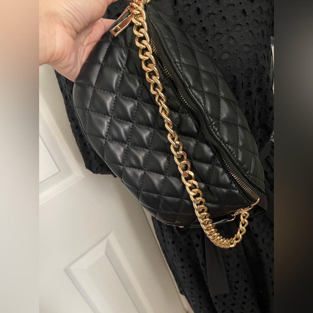 Chic Black Quilted Crossbody Bag with Gold Chain